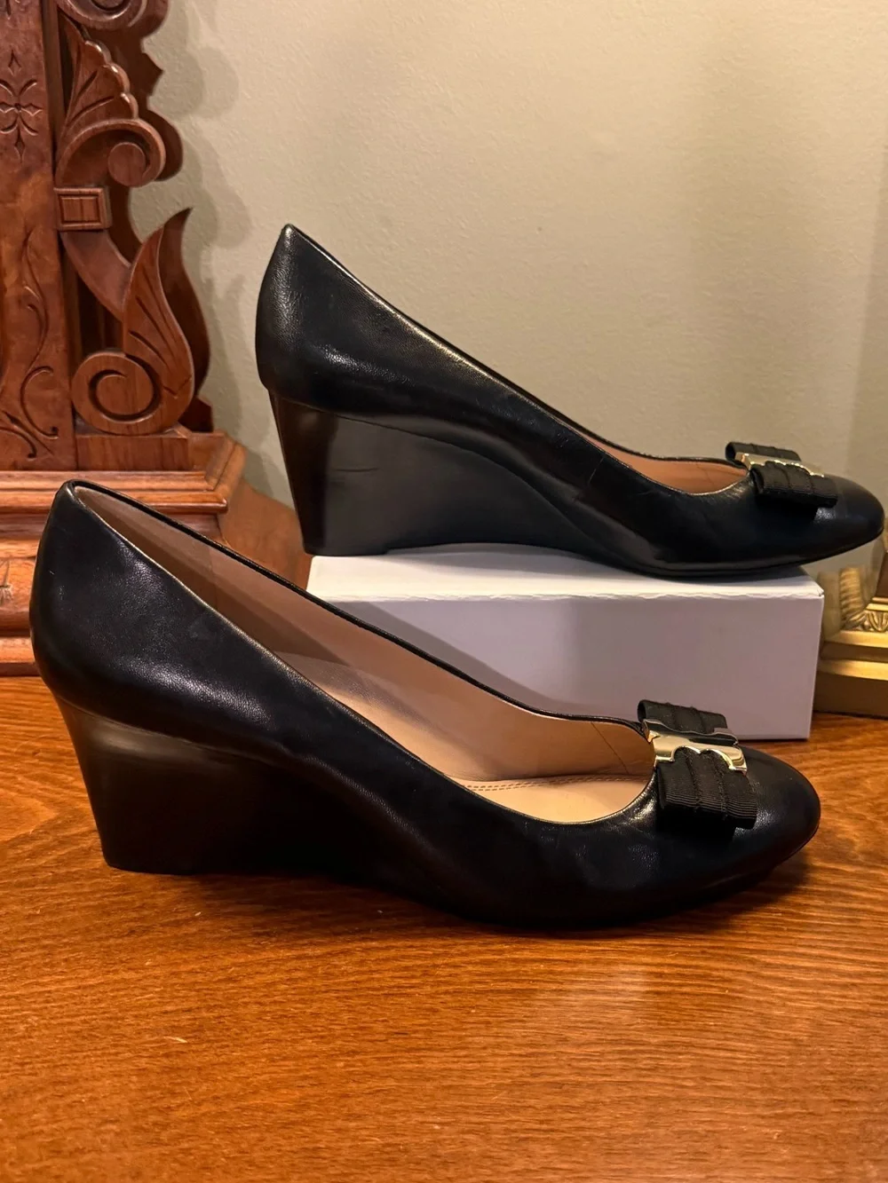 Tory Burch Black Leather Gold Gemini Link Bow Wedge Pumps Size 10.5